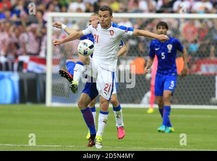 Der tschechische David Lafata (rechts) und der kroatische Domagoj Vida (links) Kampf um den Ball Stockfoto