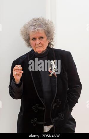 London, Großbritannien. 14. Oktober 2020. Künstler Maggi Hambling posiert bei der Vorschau von Maggi Hambling: 2020 in der Malborough Gallery in Mayfair. Die Ausstellung der jüngsten Gemälde fällt mit Hambling 75. Geburtstag und läuft 15 Oktober bis 21 November 2020. Kredit: Stephen Chung / Alamy Live Nachrichten Stockfoto