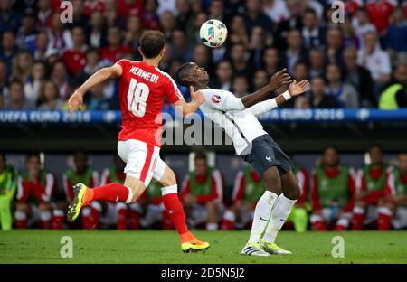 Der französische Paul Pogba (rechts) und der Schweizer Admir Mehmedi in Aktion. Stockfoto