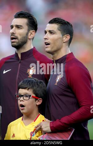 Portugals Cristiano Ronaldo (rechts) und Portugals Torwart Rui Patricio (links) Stockfoto