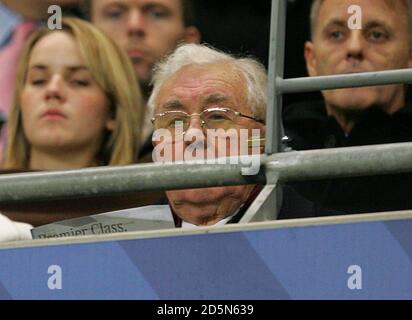 Doug Ellis, Vorsitzender von Aston Villa, vor dem Spiel gegen Manchester Stadt Stockfoto