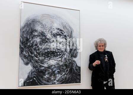 London, Großbritannien. 14. Oktober 2020. Die Künstlerin Maggi Hambling posiert mit ihrer Arbeit „Laughing“, 2018, bei der Vorschau auf Maggi Hambling: 2020 in der Malborough Gallery in Mayfair. Die Ausstellung der jüngsten Gemälde fällt mit Hambling 75. Geburtstag und läuft 15 Oktober bis 21 November 2020. Kredit: Stephen Chung / Alamy Live Nachrichten Stockfoto