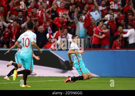 Der türkische Burak Yilmaz (rechts) feiert sein erstes Tor Das Spiel Stockfoto