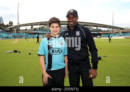 Das Surrey Maskottchen mit Dwayne Bravo vor dem Spiel Stockfoto