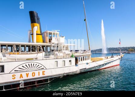 Der Raddampfer 'Savoie', klassifiziert als historisches Monument, liegt in der Bucht von Genf, mit dem Jet d'Eau Wasserstrahlbrunnen in der Ferne. Stockfoto