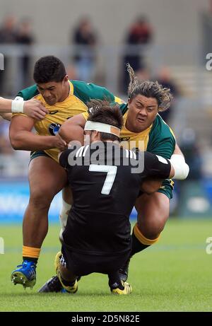 Australiens Faalalie Sione (rechts) wird von Neuseelands Mitchell Jacobson angegangen. Stockfoto