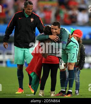 Portugals Cristiano Ronaldo (rechts) feiert mit Portugals Bruno Alves (links) Nach der letzten Pfeife Stockfoto