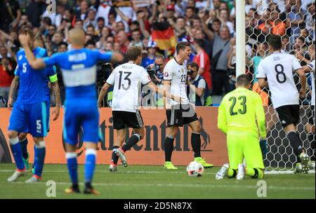 Der deutsche Mario Gomez feiert das zweite Tor seiner Seite Das Spiel Stockfoto