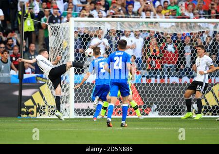 Der Deutsche Julian Draxler erzielt das dritte Tor seiner Seite Spiel Stockfoto