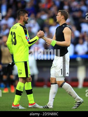 Slowakischer Torwart Matus Kozacik (links) und Deutschlands Torwart Manuel Neuer Nach der letzten Pfeife die Hände schütteln Stockfoto