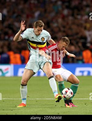 Ungarns Balazs Dzsudzsak (rechts) und Belgiens Jan Vertonghen kämpfen um Der Ball Stockfoto