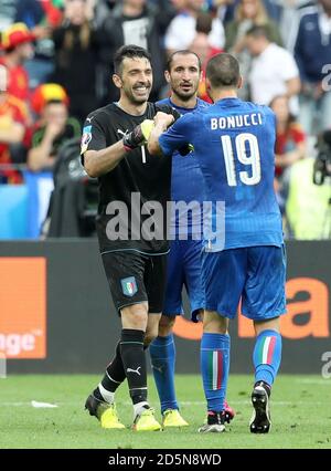 (Von links nach rechts) Italiens Torhüter Gianluigi Buffon, Giorgio Chiellini und Leonardo Bonucci feiern den Sieg nach dem Schlusspfiff Stockfoto