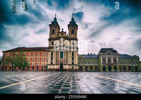 Eger Hauptplatz in Ungarn, Europa mit dunklen Stimmungsvoller Himmel und katholische Kathedrale. Reisen im Freien Europäischen Hintergrund Stockfoto