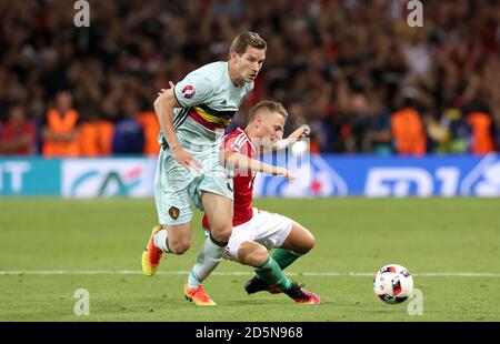 Belgier Jan Vertonghen (links) und Ungarns Balazs Dzsudzsak (rechts) Schlacht Für den Ball Stockfoto