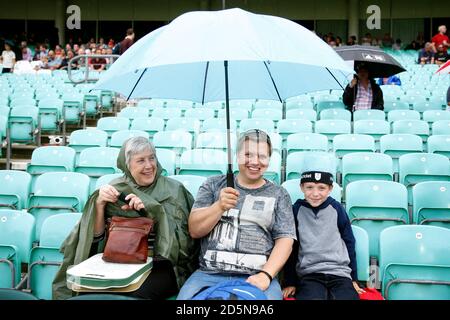 Surrey Fans schützen vor dem Regen in den Tribünen bei Das Kia Oval Stockfoto