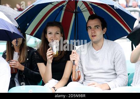 Surrey Fans schützen vor dem Regen in den Tribünen bei Das Kia Oval Stockfoto