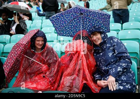 Surrey Fans schützen vor dem Regen in den Tribünen bei Das Kia Oval Stockfoto