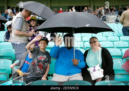 Surrey Fans schützen vor dem Regen in den Tribünen bei Das Kia Oval Stockfoto