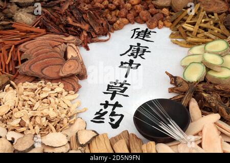 Chinesische Akupunkturnadeln mit Kräutern & Gewürzen in der traditionellen Kräutermedizin Behandlung mit Kalligraphie Schrift verwendet. Gesundheitskonzept. Übersetzung Stockfoto