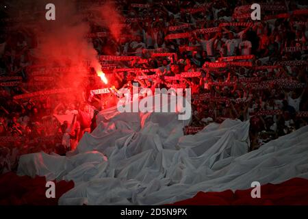 Polen Fans brennen Fackeln in den Tribünen. Stockfoto