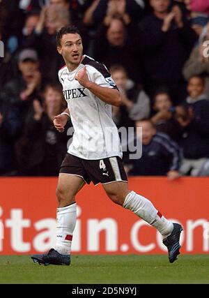 Fulham's Steed Malbranque feiert sein zweites Tor Stockfoto