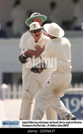 England Fielder umarmen Wicket-Keeper Jack Russell (Mitte), nachdem er gefangen Shivnarine Chanderpaul von den West Indies Stockfoto