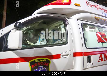 Mandalay, Myanmar. September 2020. Im Krankenwagen, der darauf wartet, die Verdächtigen von Covid-19 in das Quarantänezentrum zu bringen, werden medizinische Fachkräfte mit persönlichen Schutzanzügen (PSA) gesehen.EIN Mann aus dem Viertel Amarapura Township testete positiv auf Coronavirus (COVID19), obwohl er keine Covid-19-Zeichen gezeigt hatte. Es gibt mehr als 25 Menschen, die in engem Kontakt mit ihm gewesen sind, also sind medizinische Arbeiter mit Krankenwagen in das Viertel geeilt, um zu sehen, dass die Menschen, die in engem Kontakt mit dem Covid-19 Opfer waren, zur näheren Untersuchung in die Quarantänestelle gebracht werden. (Kredit Stockfoto