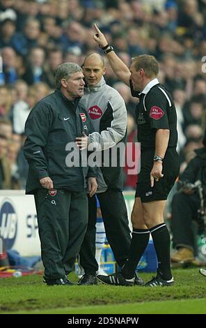 Schiedsrichter Graham Poll schickt Arsenals Assistant Manager Pat Rice nach Die Tribünen Stockfoto