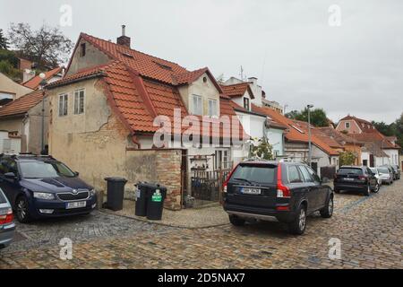 Malerisches Haus in Střešovičky, auch bekannt als Malé Střešovice (kleine Střešovice) in Prag, Tschechische Republik. Střešovičky ist eine ehemalige Arbeitersiedlung mit kleinen Häusern aus dem Ende des 18. Jahrhunderts, die ihre ursprüngliche Atmosphäre im Laufe der Jahrhunderte unberührt erhalten hat und heute als romantischer Ort ohne Touristen in den Prager Außenbezirken bekannt ist. Auf dem Foto ist das älteste Haus des Viertels, das als Kocourek-Haus bekannt ist und aus der zweiten Hälfte des 18. Jahrhunderts stammt, in der Ve Střešovičkách-Straße zu sehen. Stockfoto