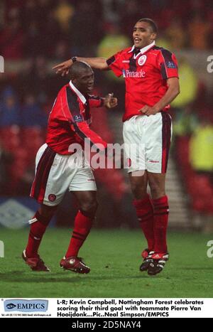 L-R; Kevin Campbell, Nottingham Forest feiert sein drittes Tor mit Teamkollege Pierre Van Hooijdonk Stockfoto