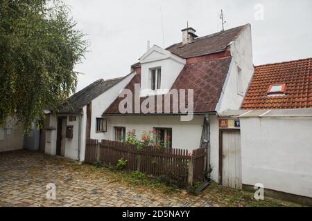 Malerisches Haus in Střešovičky, auch bekannt als Malé Střešovice (kleine Střešovice) in Prag, Tschechische Republik. Střešovičky ist eine ehemalige Arbeitersiedlung mit kleinen Häusern aus dem Ende des 18. Jahrhunderts, die ihre ursprüngliche Atmosphäre im Laufe der Jahrhunderte unberührt erhalten hat und heute als romantischer Ort ohne Touristen in den Prager Außenbezirken bekannt ist. Na Kocourkách Lane ist auf dem Foto dargestellt. Stockfoto