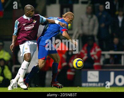 (L-R) Marlon Harewood von West Ham United und Wes von Manchester United Braun Stockfoto