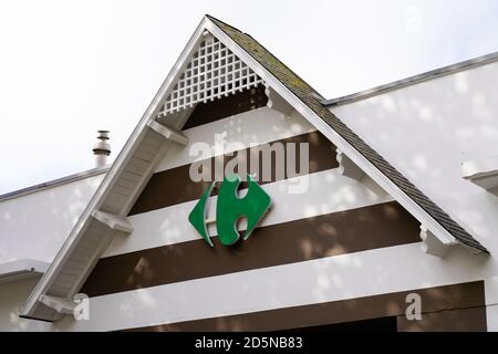 Bordeaux , Aquitaine / Frankreich - 10 01 2020 : Carrefour Zeichen grünes Logo vor dem französischen Supermarkt Stockfoto