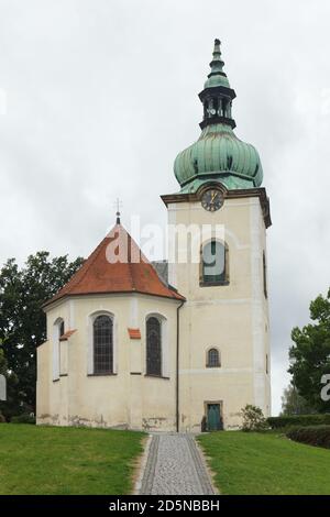 Kirche der Heiligen Dreifaltigkeit (Kostel Nejsvětější Trojice) in Jiřetín pod Jedlovou in Nordböhmen, Tschechische Republik. Stockfoto