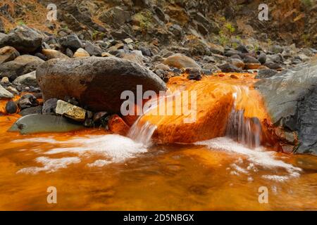 Kleiner Fluss in vulkanischem Gebiet, farblich mit Mineralwasser gefärbt, Detailansicht mit Tiefe - Ort: Spanien, Kanarische Inseln, La Palma, Cascada de Stockfoto