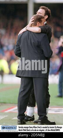 Barnsley Manager Danny Wilson (Front) wird von Leicester City getröstet Manager Martin O'Neill (Back) als seine Seite abgesetzt werden Stockfoto