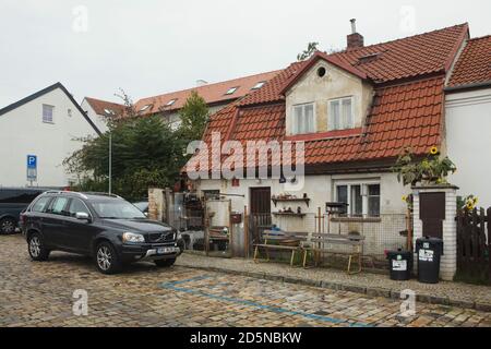 Malerisches Haus in Střešovičky, auch bekannt als Malé Střešovice (kleine Střešovice) in Prag, Tschechische Republik. Střešovičky ist eine ehemalige Arbeitersiedlung mit kleinen Häusern aus dem Ende des 18. Jahrhunderts, die ihre ursprüngliche Atmosphäre im Laufe der Jahrhunderte unberührt erhalten hat und heute als romantischer Ort ohne Touristen in den Prager Außenbezirken bekannt ist. Auf dem Foto ist das älteste Haus des Viertels, das als Kocourek-Haus bekannt ist und aus der zweiten Hälfte des 18. Jahrhunderts stammt, in der Ve Střešovičkách-Straße zu sehen. Stockfoto