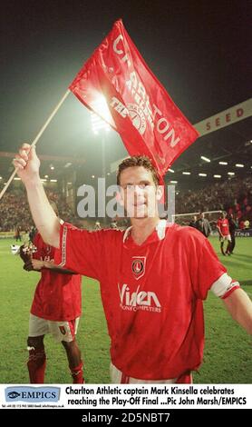 Charlton Athletic Captain Mark Kinsella feiert das Erreichen des Play-Off Finals Stockfoto