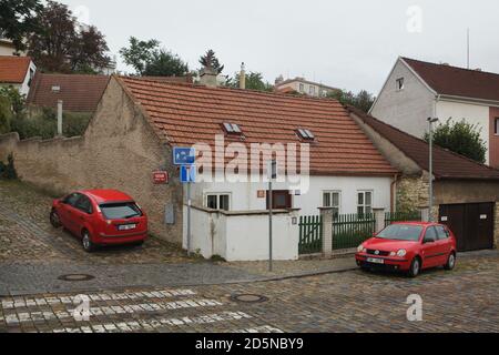 Malerisches Haus in Střešovičky, auch bekannt als Malé Střešovice (kleine Střešovice) in Prag, Tschechische Republik. Střešovičky ist eine ehemalige Arbeitersiedlung mit kleinen Häusern aus dem Ende des 18. Jahrhunderts, die ihre ursprüngliche Atmosphäre im Laufe der Jahrhunderte unberührt erhalten hat und heute als romantischer Ort ohne Touristen in den Prager Außenbezirken bekannt ist. Auf dem Foto ist die Ecke Ve Střešovičkách Street und K Bateriím Lane zu sehen. Stockfoto