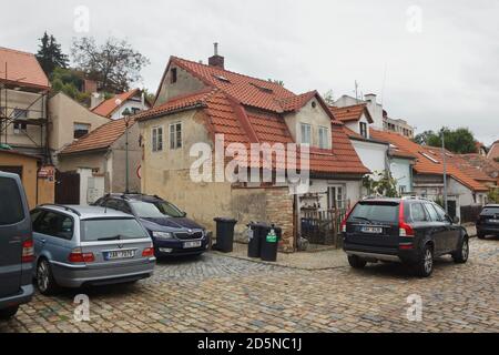 Malerisches Haus in Střešovičky, auch bekannt als Malé Střešovice (kleine Střešovice) in Prag, Tschechische Republik. Střešovičky ist eine ehemalige Arbeitersiedlung mit kleinen Häusern aus dem Ende des 18. Jahrhunderts, die ihre ursprüngliche Atmosphäre im Laufe der Jahrhunderte unberührt erhalten hat und heute als romantischer Ort ohne Touristen in den Prager Außenbezirken bekannt ist. Auf dem Foto ist das älteste Haus des Viertels, das als Kocourek-Haus bekannt ist und aus der zweiten Hälfte des 18. Jahrhunderts stammt, in der Ve Střešovičkách-Straße zu sehen. Stockfoto