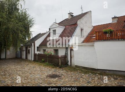 Malerisches Haus in Střešovičky, auch bekannt als Malé Střešovice (kleine Střešovice) in Prag, Tschechische Republik. Střešovičky ist eine ehemalige Arbeitersiedlung mit kleinen Häusern aus dem Ende des 18. Jahrhunderts, die ihre ursprüngliche Atmosphäre im Laufe der Jahrhunderte unberührt erhalten hat und heute als romantischer Ort ohne Touristen in den Prager Außenbezirken bekannt ist. Na Kocourkách Lane ist auf dem Foto dargestellt. Stockfoto