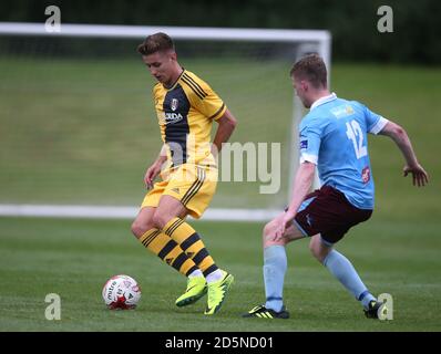 Fulham's Tom Cairney (links) in Aktion gegen Cobh Ramblers während ihrer Vorsaison freundlich auf Fota Island, Cork, Republik Irland. Stockfoto