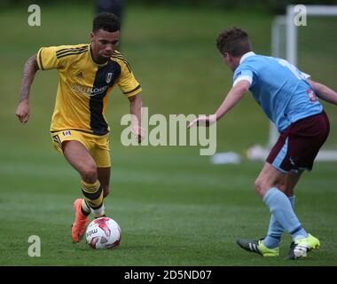 Fulham's Ryan Fredericks (links) in Aktion gegen Cobh Ramblers während ihrer Vorsaison freundlich auf Fota Island, Cork, Republik Irland. Stockfoto