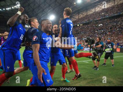 Die Franzosen Moussa Sissoko, Patrice Evra und Antoine Griezmann feiern nach dem Schlusspfiff Stockfoto