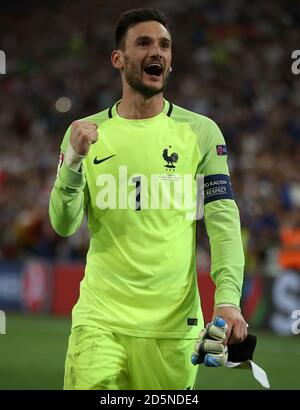 Frankreichs Torhüter Hugo Lloris feiert nach dem Schlusspfiff Stockfoto