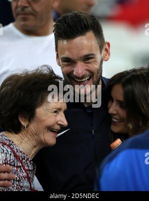 Frankreich Torhüter Hugo Lloris feiert mit Frau Marine und Mutter Marie nach der letzten Pfeife Stockfoto