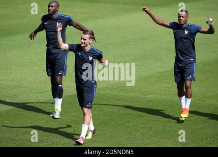 (Von links nach rechts) die Franzosen Eliaquim Mangala, Antoine Griezmann und Patrice Evra während eines Trainings an der Clairefontaine Football Academy, Clairefontaine-en-Yvelines. Stockfoto