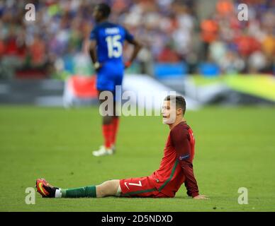 Der Portugiesen Cristiano Ronaldo sitzt am Anfang des Spiels verletzt auf dem Boden. Stockfoto