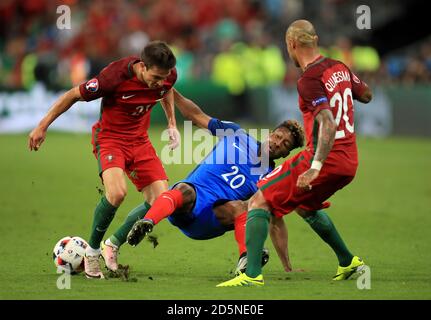 Der französische Kingsley Coman (Mitte) in Aktion mit dem portugiesischen Cedric Soares (links) und Ricardo Quaresma kämpfen um den Ball. Stockfoto