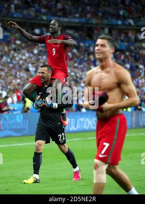 Portugals Torwart Eduardo, Eder und Portugals Cristiano Ronaldo feiern auf dem Spielfeld nach dem Gewinn des UEFA Euro 2016 Finales. Stockfoto